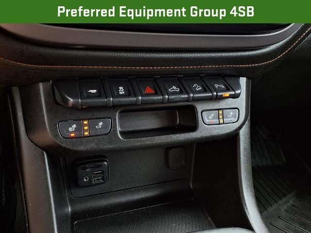 2022 GMC Canyon Crew Cab Short Box 4-Wheel Drive AT4 w/Leather